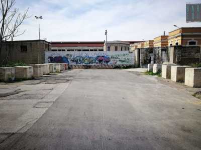 Via Oreste Pietro sfocia da un parte su via Brigata Regina, l� dove � iniziato il nostro viaggio, mentre dall�altra si affaccia sul retro del mercato comunale, da cui � diviso da un muro in pietra ricoperto di graffiti e da una cancellata in ferro